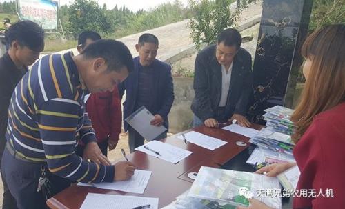 施肥、喷药、播种、消毒！看天鹰兄弟植保无人机“四项全能”展示