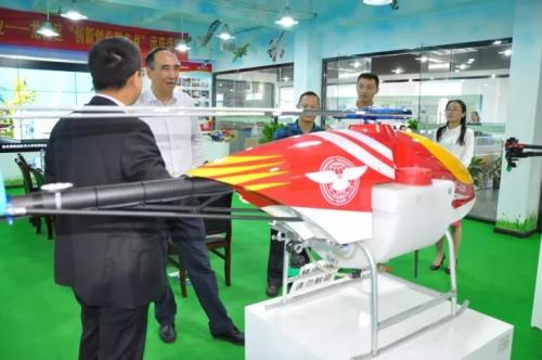 深圳市体育运动学校校长戴亿新莅临全球鹰无人机考察指导