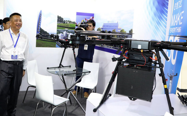 外卖快递齐上天， 网友戏称坐等无人机天上掉馅饼