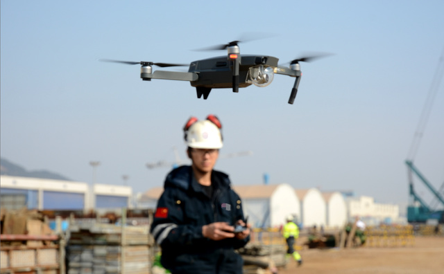 吊车司机爱玩无人机 炫酷航拍现场引围观