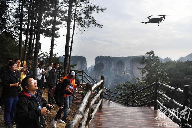 张家界举办首届航拍旅行节 武陵源成“航拍示范旅行地”