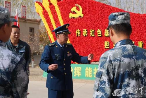 党的十九大代表、空军首席无人机飞行员李浩：冲锋在无人机战斗一线