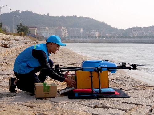 天猫双11最“尊贵”买家！无人机组团跨海送货 9分钟就送到她手里