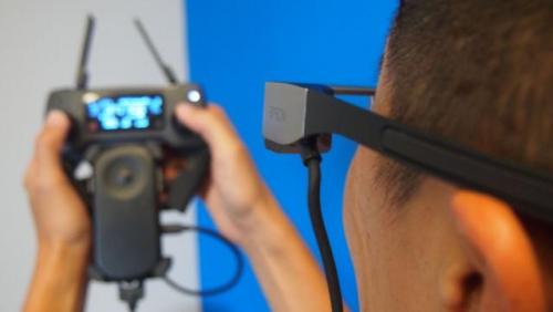 无论是在办公室还是客厅，爱普生和大疆推出的 AR 模拟器能让你随时随地玩无人机