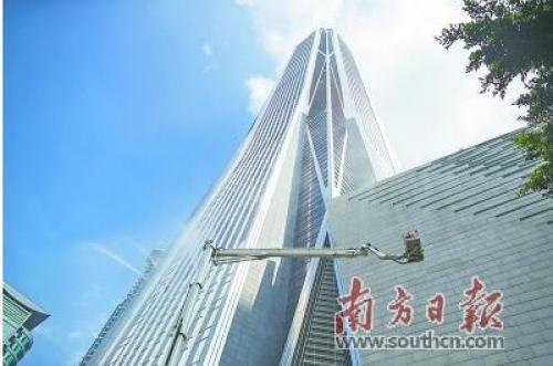 600米高楼起火怎么办？连无人机都出动了