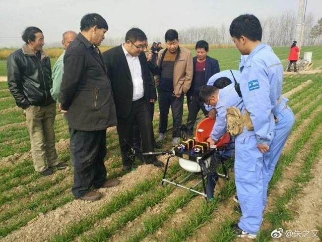 大衣哥玩高科技，无人机飞到田间地头