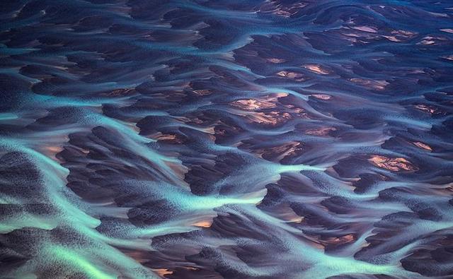 无人机俯拍冰岛壮阔风光 美轮美奂