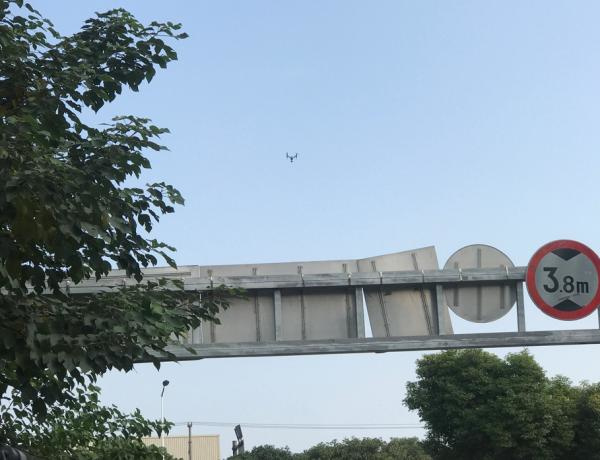 用无人机抓拍高速公路违法行为，上海浦东交警已组建飞手队伍