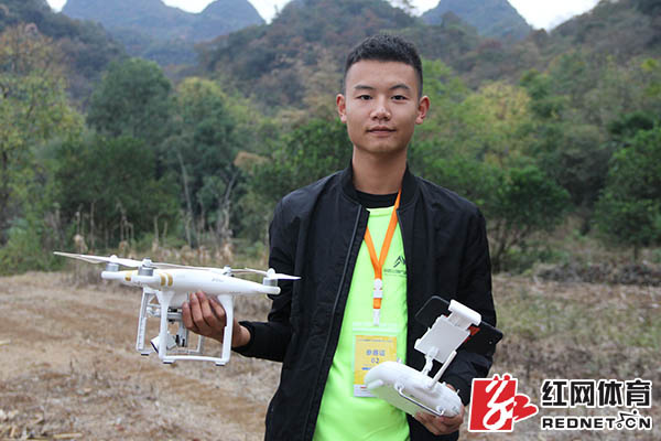 17岁高三学生玩转无人机 想为家乡航拍一部短片