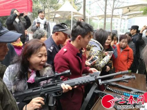 雁塔警方携警犬无人机进社共创平安家园