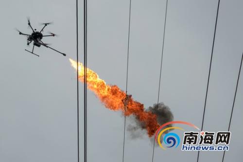 海南电网用无人机喷火作业清除线路飘挂物