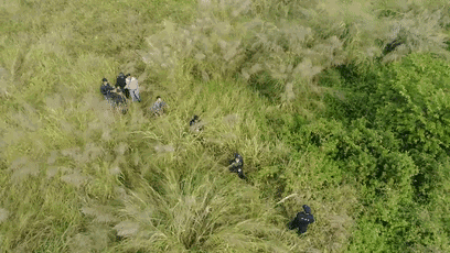 奇葩嫌疑人跳进河沟!三水民警用无人机成功擒获