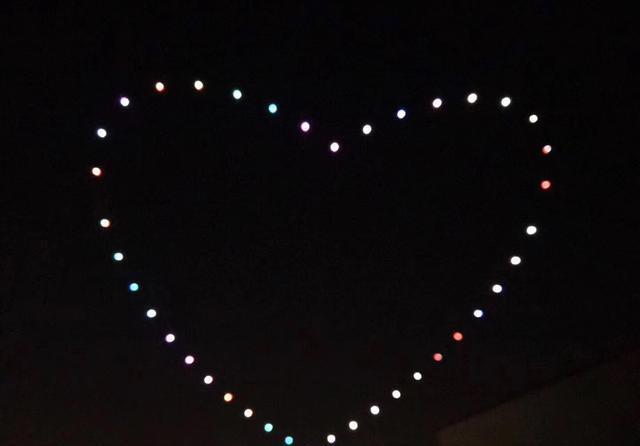 还可以更精彩！无人机编队和室内激光秀的跨界足够我们眼前一亮！