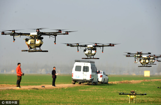 河南商丘农民组织无人机编队 为各地农户提供有偿喷药作业服务