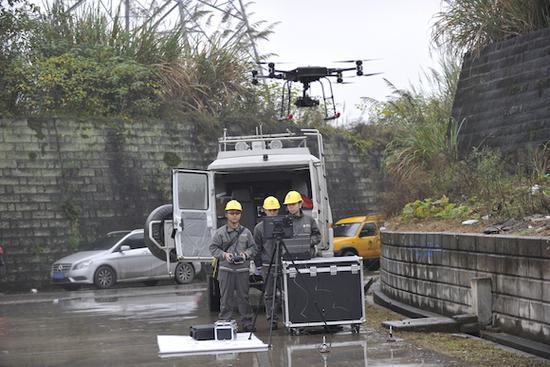 重庆电网迎峰度冬有“高招”：智能巡检机器人、无人机轮番发力
