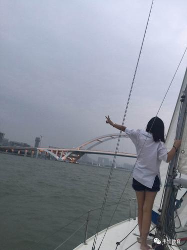 新时代造就新职业——看美女交警这样诉说无人机的发展