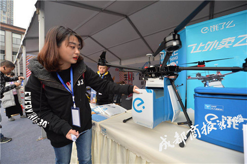 “以后我也要试一下外卖” 七旬大爷“盯”上送餐无人机