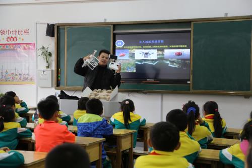 这堂精彩的无人机课，小队员们都玩high了