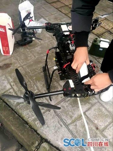 乐山：清理高压电线杂物 喷火无人机来帮忙