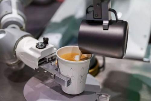 当机器人走进厨房，汉堡包、披萨饼、拿铁咖啡出炉啦