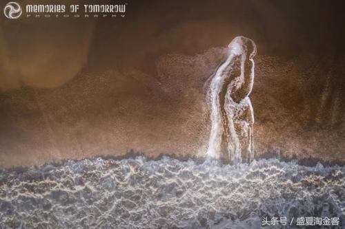 摄影师用无人机拍摄的海浪中，似乎总是藏着什么奇怪的东西