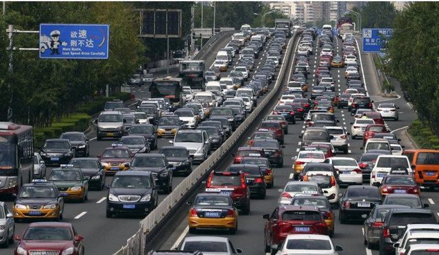 我国多地投入无人机航拍违章：网友称赞交警真给力，武装到了牙齿