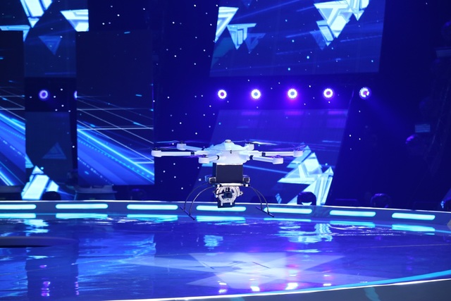 羽毛球国手鲍春来单挑无人机，咪咕灵犀共谱智能未来