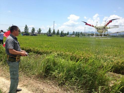 农民花20万元买“无人机”打农药，是一种什么样的体验？