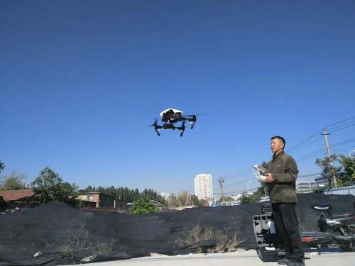 “摄影疯子”郭刚徒手抓住无人机，右手被缝14针