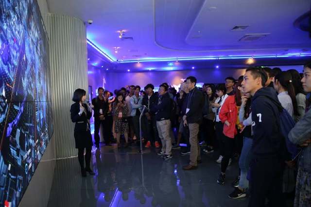 台湾青年深圳体验无人机 感叹大陆科技发展迅猛