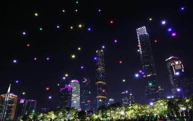 昨晚近1200“小精灵”的表演夺人眼球，如果用于军事画面不敢想象