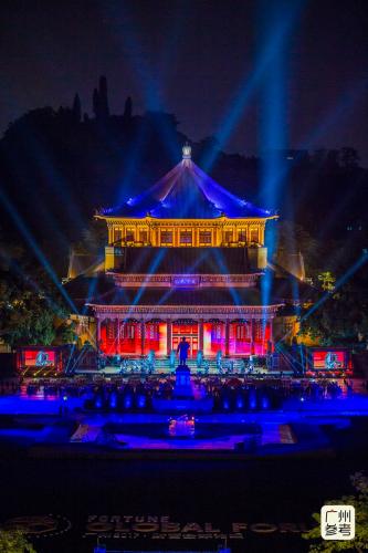 千机变！天边飞过千架无人机 地上无数人举起手机