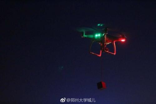 情侣恋爱6年回母校求婚 无人机送钻戒十分抢眼