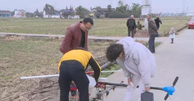 好霸气！旌阳田坝里撒农药用了十多架无人机