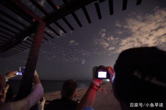300台无人机，在迈阿密沙滩的夜空中起舞，美哭了！