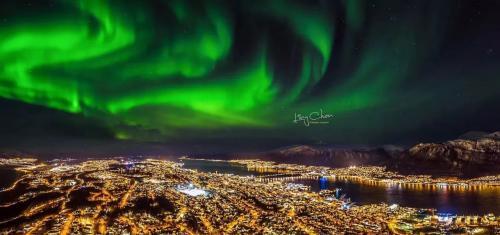 他扛着60公斤设备，把北欧拍得每一帧都是壁纸