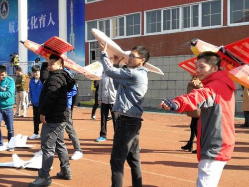 广西首个高校无人机学院在桂林成立！现场放火箭庆祝