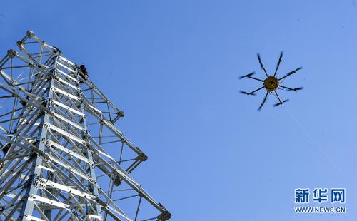 国家电网天津滨海供电公司首次使用无人机进行放线施工