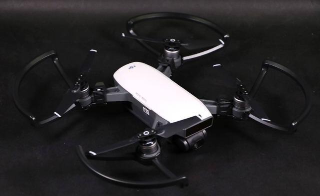 玩个无人机有多难？大疆晓SPARK装进口袋