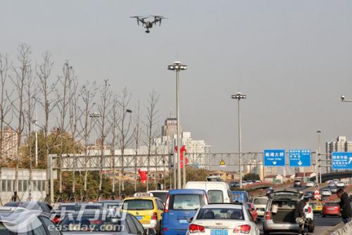浦东交警运用无人机开展机动车“加塞”执法