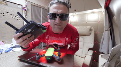 网红 Casey Neistat 头等机舱控飞无人机 失控拔电终闹剧