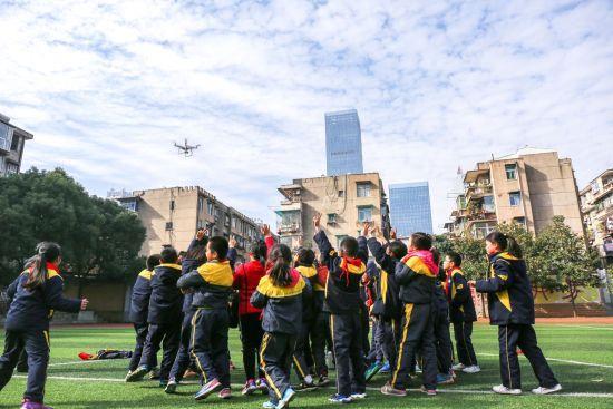 无人机进课堂 武昌水果湖二小开展助教课堂活动