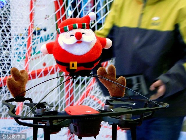 南京圣诞老人赶新潮 驯鹿换成无人机