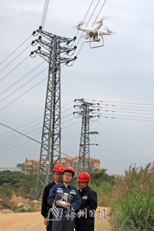 更准确高效！无人机代替人工进行电网线路巡查工作