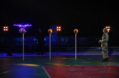 神操作！无人机20米高空“超级三分球”灌篮