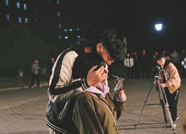 现实版小美好：给你一场雪和一个表白，高校男生用无人机降雪表白