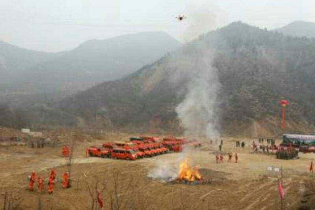 无人机投下灭火弹！石家庄开展 2017 年秋冬季森林火灾扑救实战演练