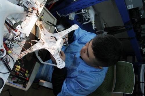 90后农村小伙靠巧手年修无人机400台 城里买房买车