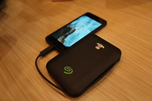 【CES 2018】 这俩小东西一个能为手机充电，一个专为无人机而生！