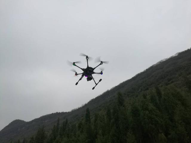 镇宁供电局开展无人机巡线 “迎峰度冬”供电有保障